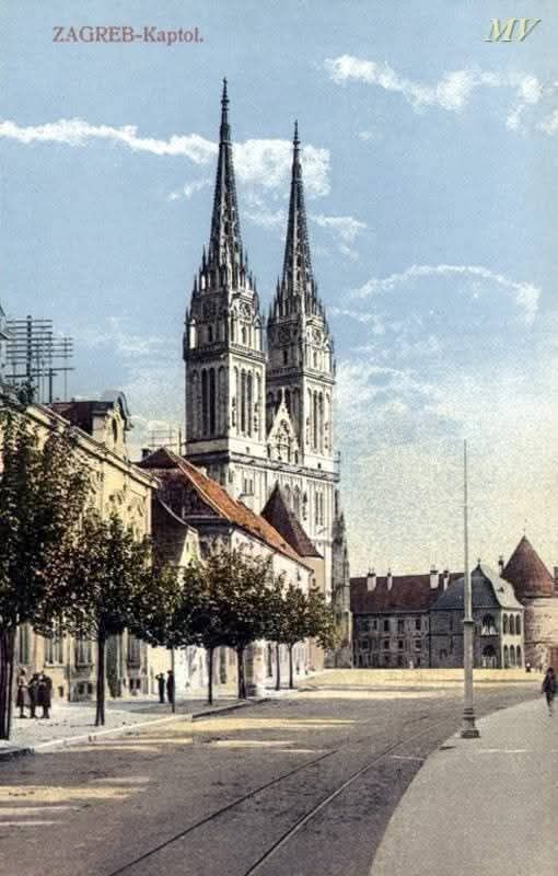 Kaptol 1921. godine. Tramvaj za Mirogoj preko Kaptola saobraćao 1911.-1930. godine